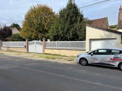 Pour créer un habillage réussi et sécuriser votre propriété, la clôture s’inscrit dans la déclinaison de votre portail.
 Elle s’intègre parfaitement au style de ce dernier pour créer un ensemble harmonieux et esthétique.